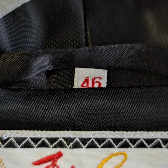 Vintage Oriental brand robe with a traditional Pagoda scene - Picture 5 of 7